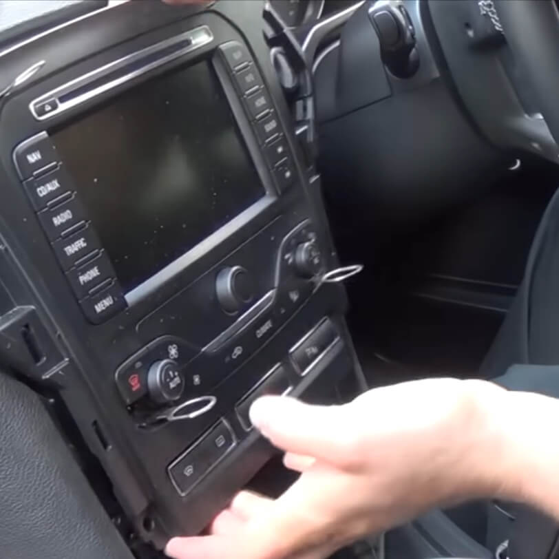 Ford Travelpilot NX çıkarma işlemi