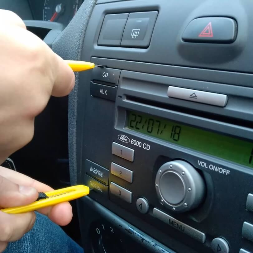 Özel alet olmadan Ford 6000CD (2004-2007) çıkarma